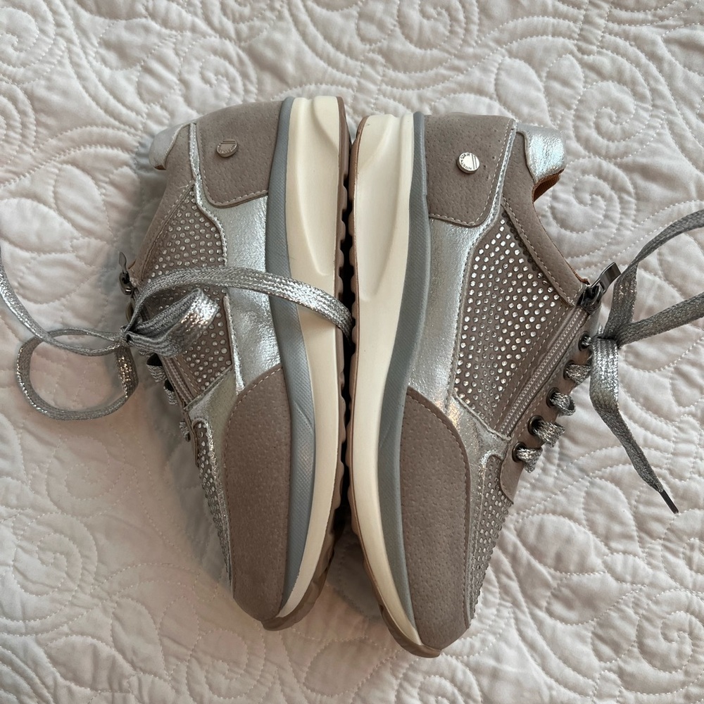 NWOT Northstar tennis shoes size 37 EU, 5 USA